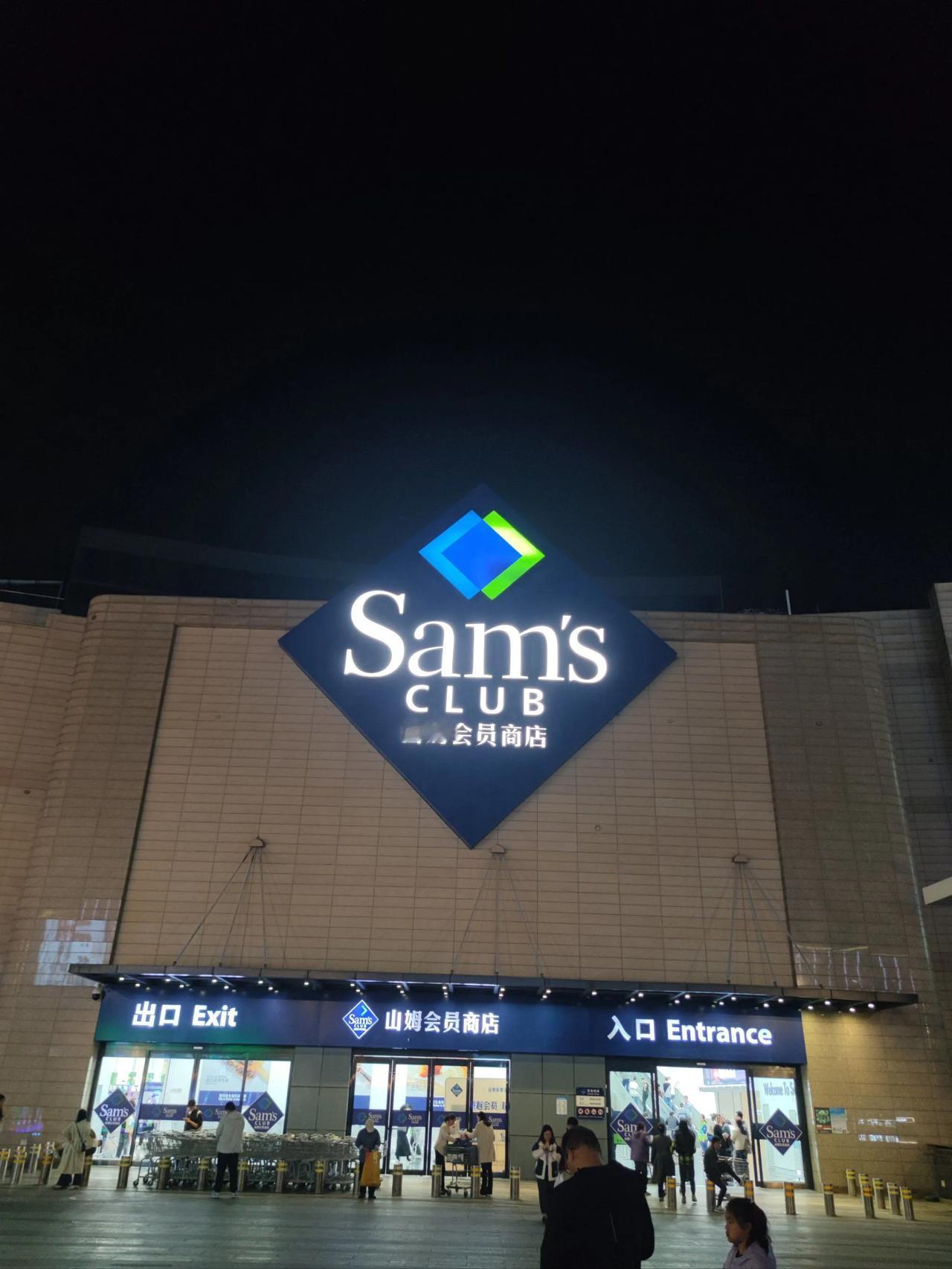 你会为了买东西先交260元门票钱吗？多数人第一反应是明着抢钱，可正是这反向操作，