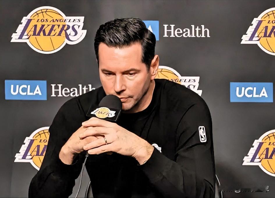 詹姆斯的防守得到了主帅雷迪克的认可！今日雷迪克接受采访谈到詹姆斯的状态时说：