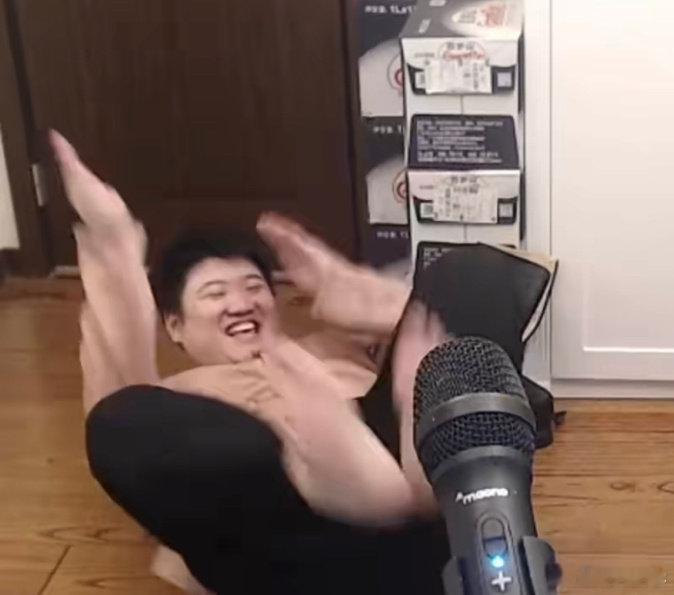 弹幕：彬哥，你觉得右手比那个在微博上秀存在感，然后短信上骂自己，求饶，咒自己，以