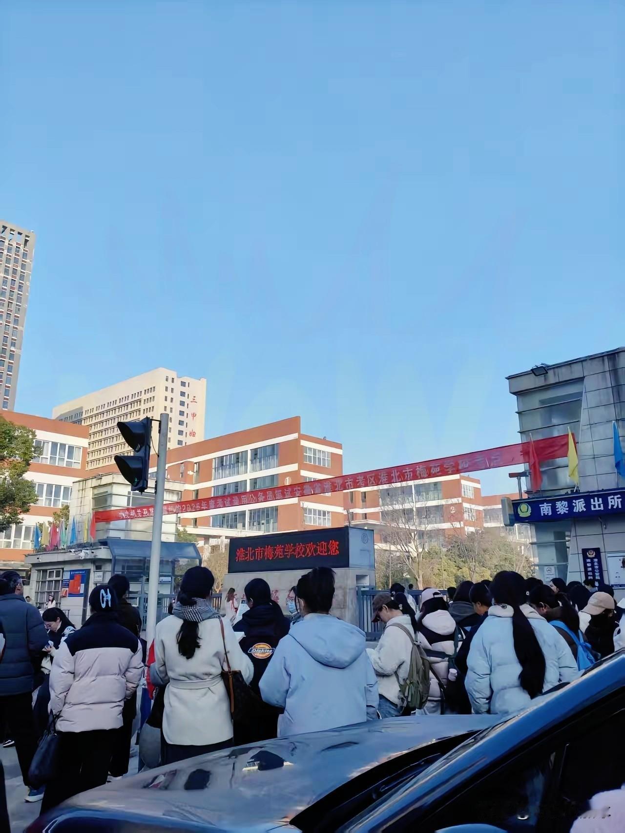 今天是国考开考的日子朋友家女儿参加了刚吃完午饭她就考完了赶紧问她