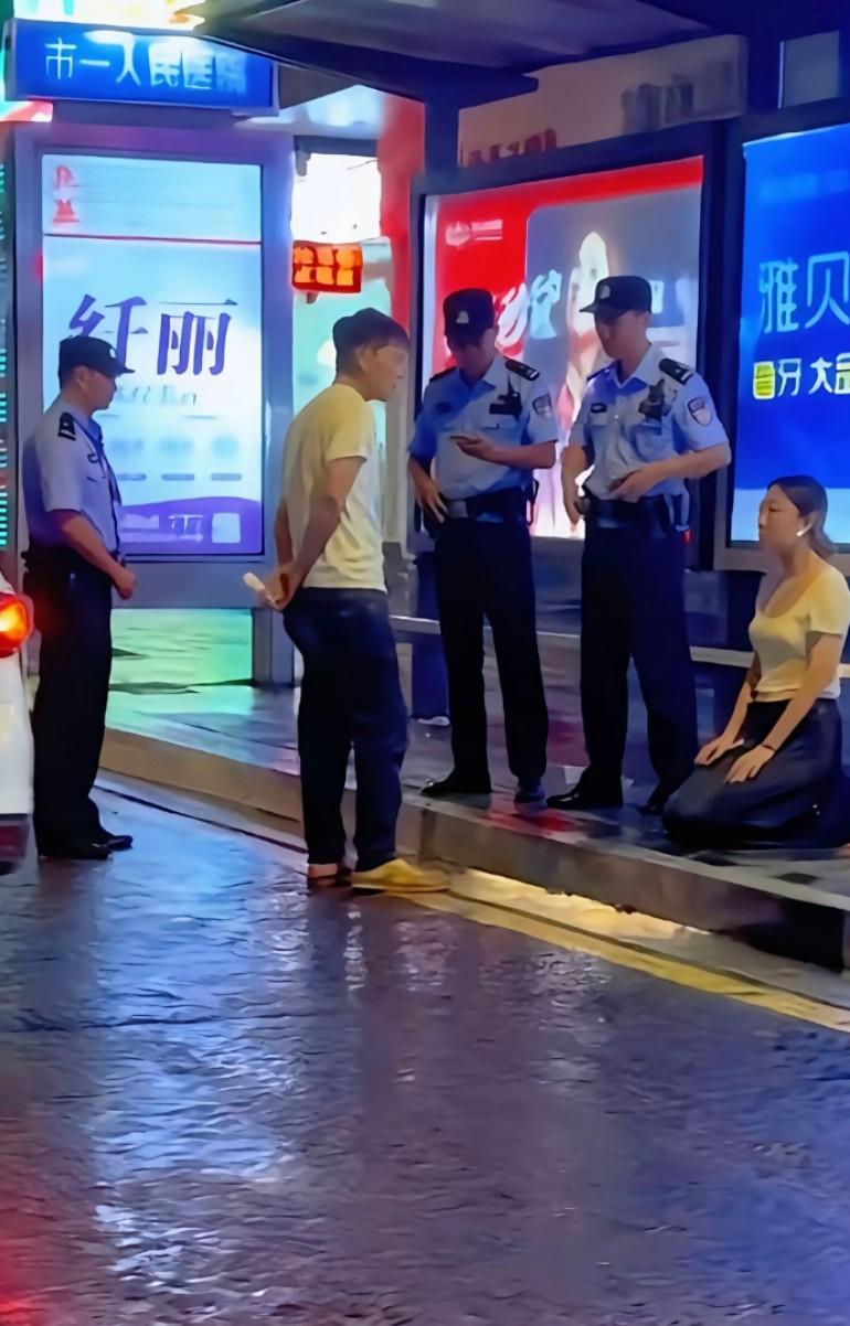 后续来了，警察叔叔到了，这女子还是长跪不起，这女孩有多痴情，有多爱这个男人女：