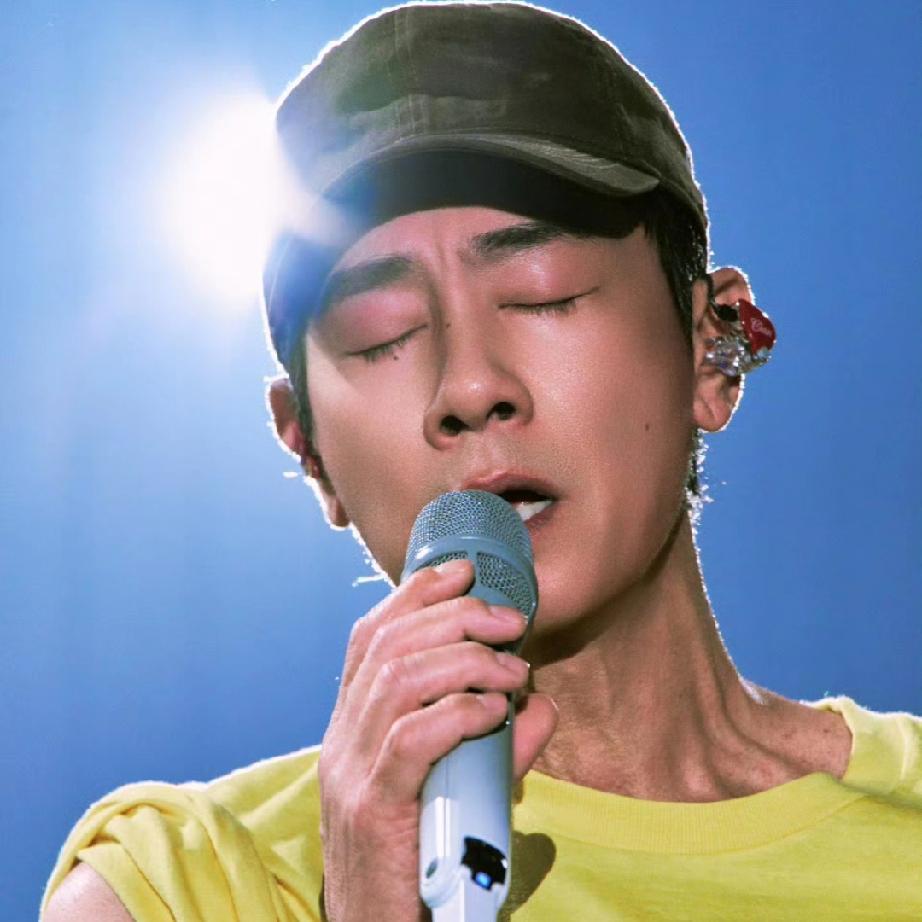 为什么陈小春快60岁了，还在到处开演唱会？我猜原因只有一个，那就是他年轻时候