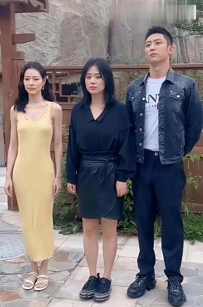 感觉马思纯这个才是正常的体型，钟楚曦这个太瘦，上镜是好看，但现实中就不一定了，你