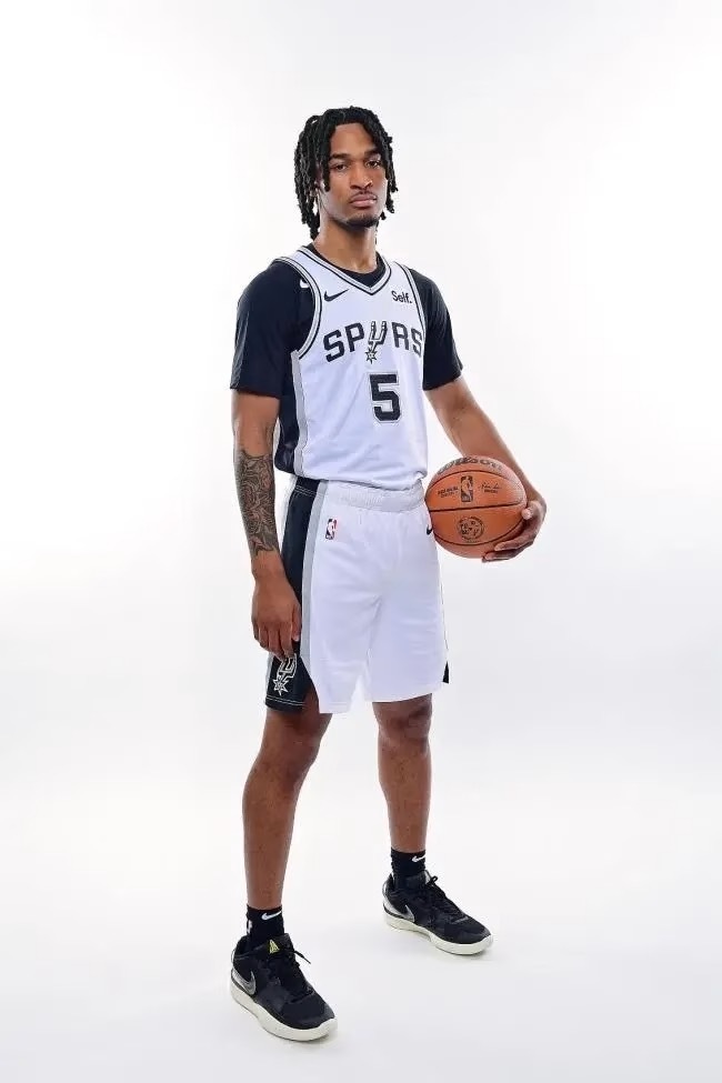 NBA马刺自研“马刺版科比”，二年级卡斯尔与二年级科比数据对比：1、卡斯尔——2