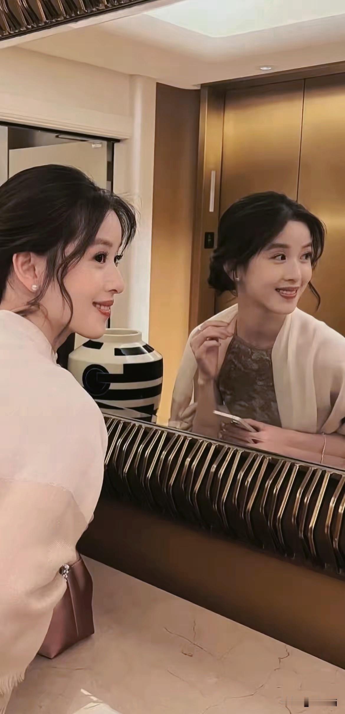 别再把章泽天当单纯的“京东老板娘”了！她的野心早就跳出了豪门框架，在下一盘属