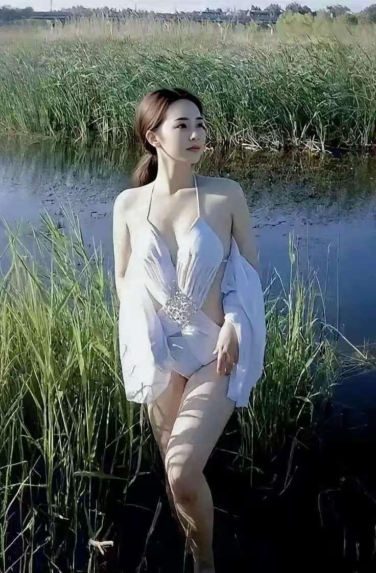 假期最后一天，和朋友一起外出游玩，来到一处草肥水美的地方。朋友们怂恿着我站在水边