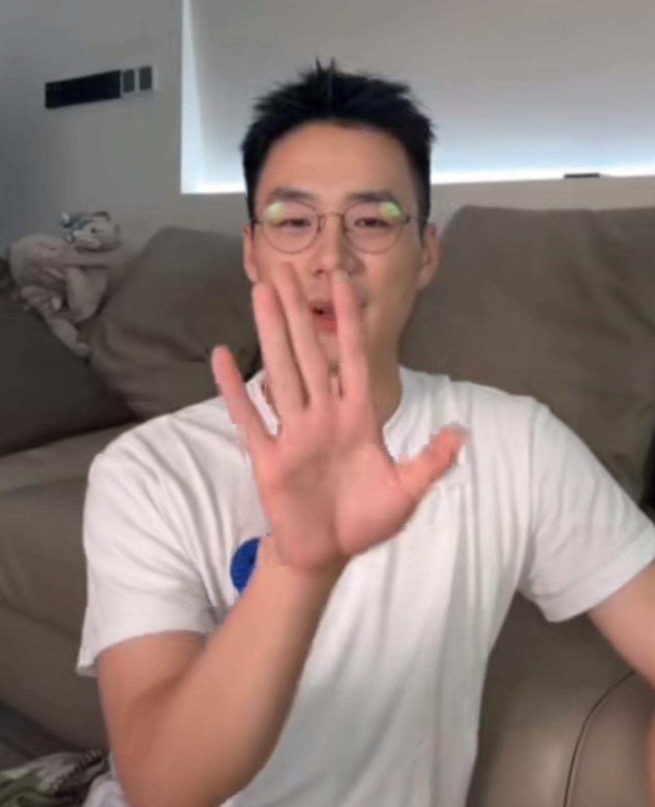 顿顿说在他离开公司之后他才知道他的个人IP价值，顿顿说他的个人IP很贵，这个是