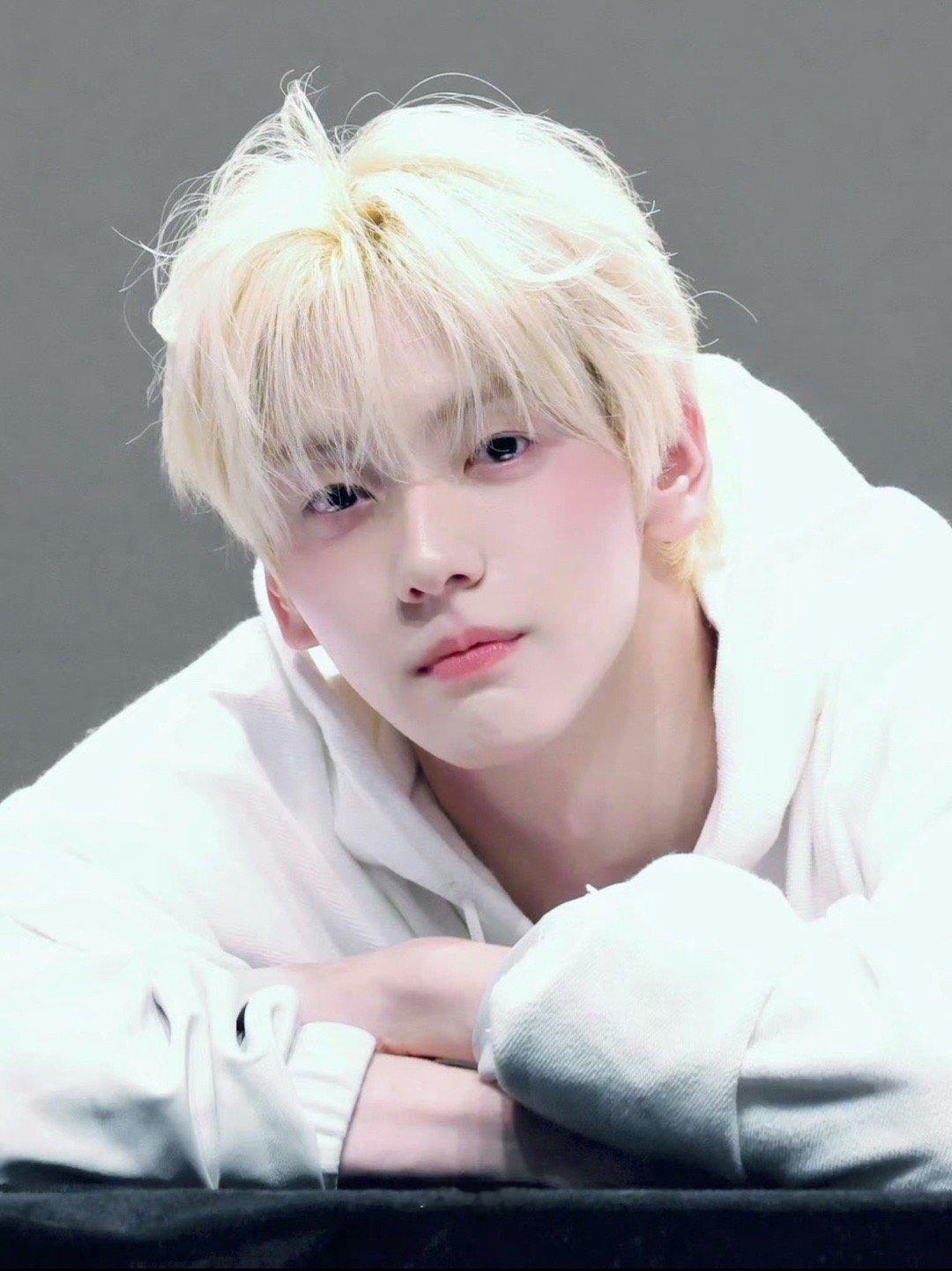 这个背景气球有点搞笑又可爱，秒懂了，身边没有中国人提醒他吗？祝崔秀彬生日快乐啦！