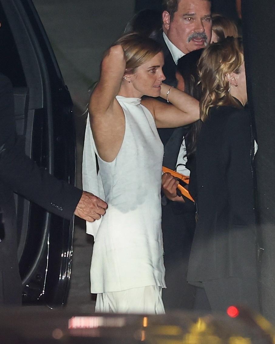 EmmaWatson艾玛沃特森在洛杉矶外出，和博客主持人JayShetty一