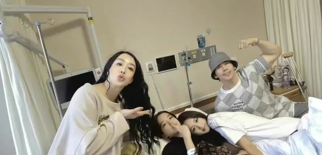钟丽缇二女儿膝盖韧带撕裂，全家陪她做手术，张伦硕当继父很称职，全程陪伴！​​​