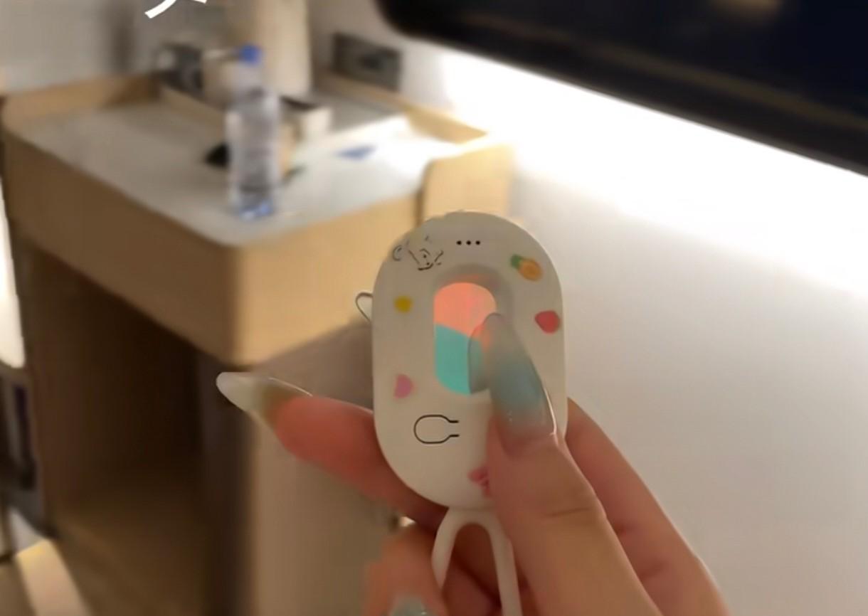探测仪在哪买的呀，出去玩，也想入一个。浴霸灯的位置有个明显的红点，是不是摄像头。