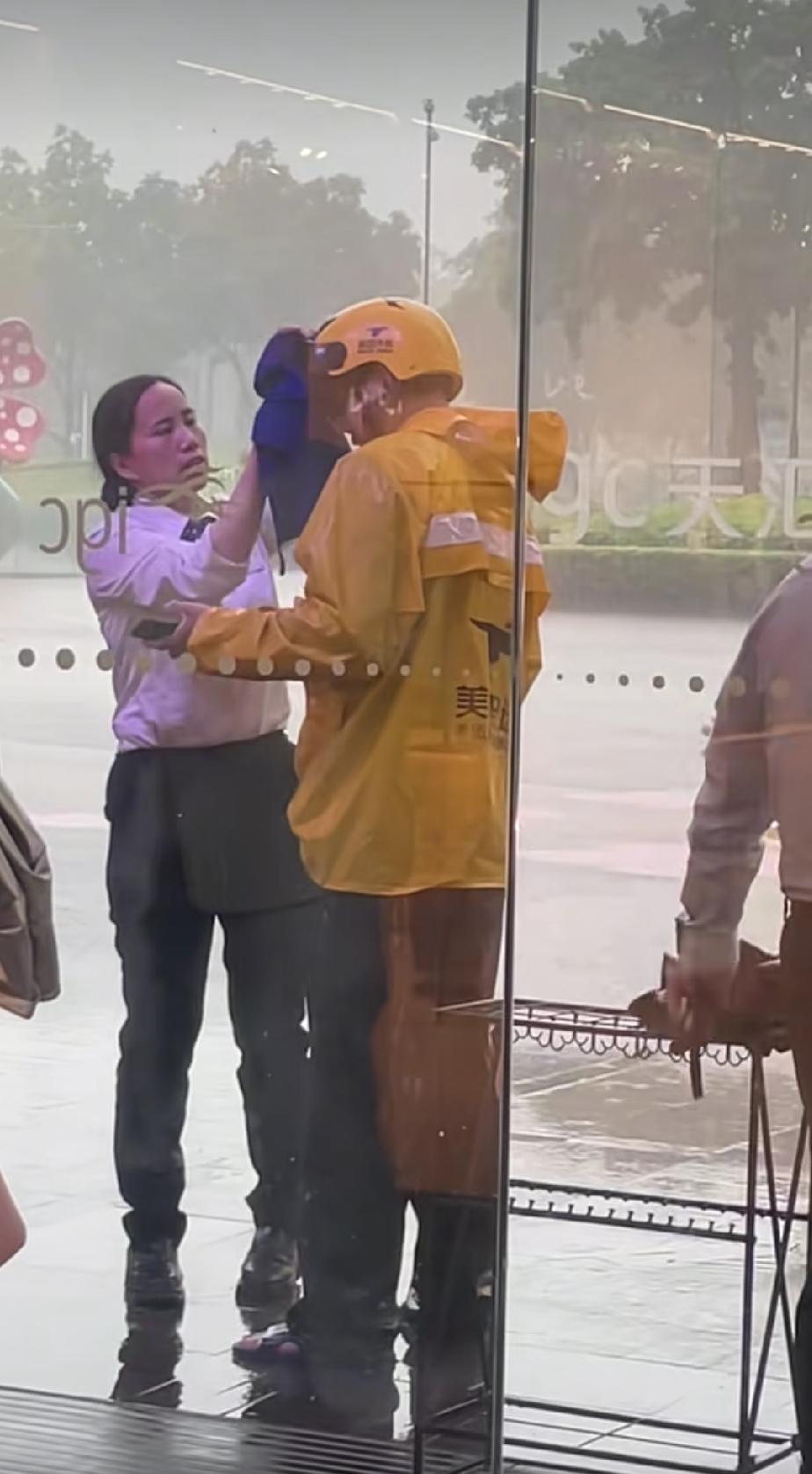 外卖小哥一身雨水站在店门口，陌生保洁阿姨的一个举动，让人看着感动暖心了。天上