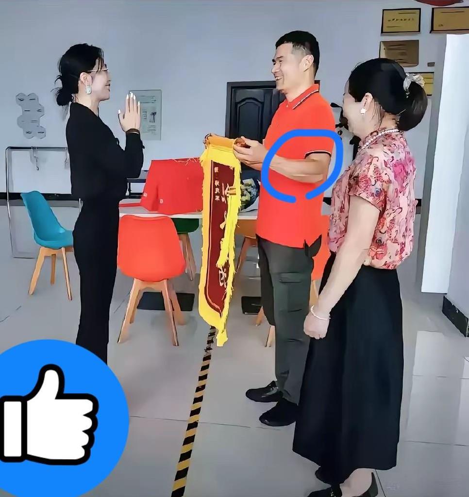 “以后你就是我亲哥！”孙女士攥着52岁郑志军的手哭得颤抖。视频里，这位大哥在20