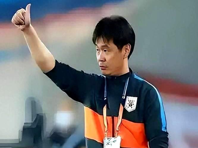 别看李霄鹏赛场外沉稳，骨子里藏着对刺激的追求。20年前高速还没限速时，他从青岛开