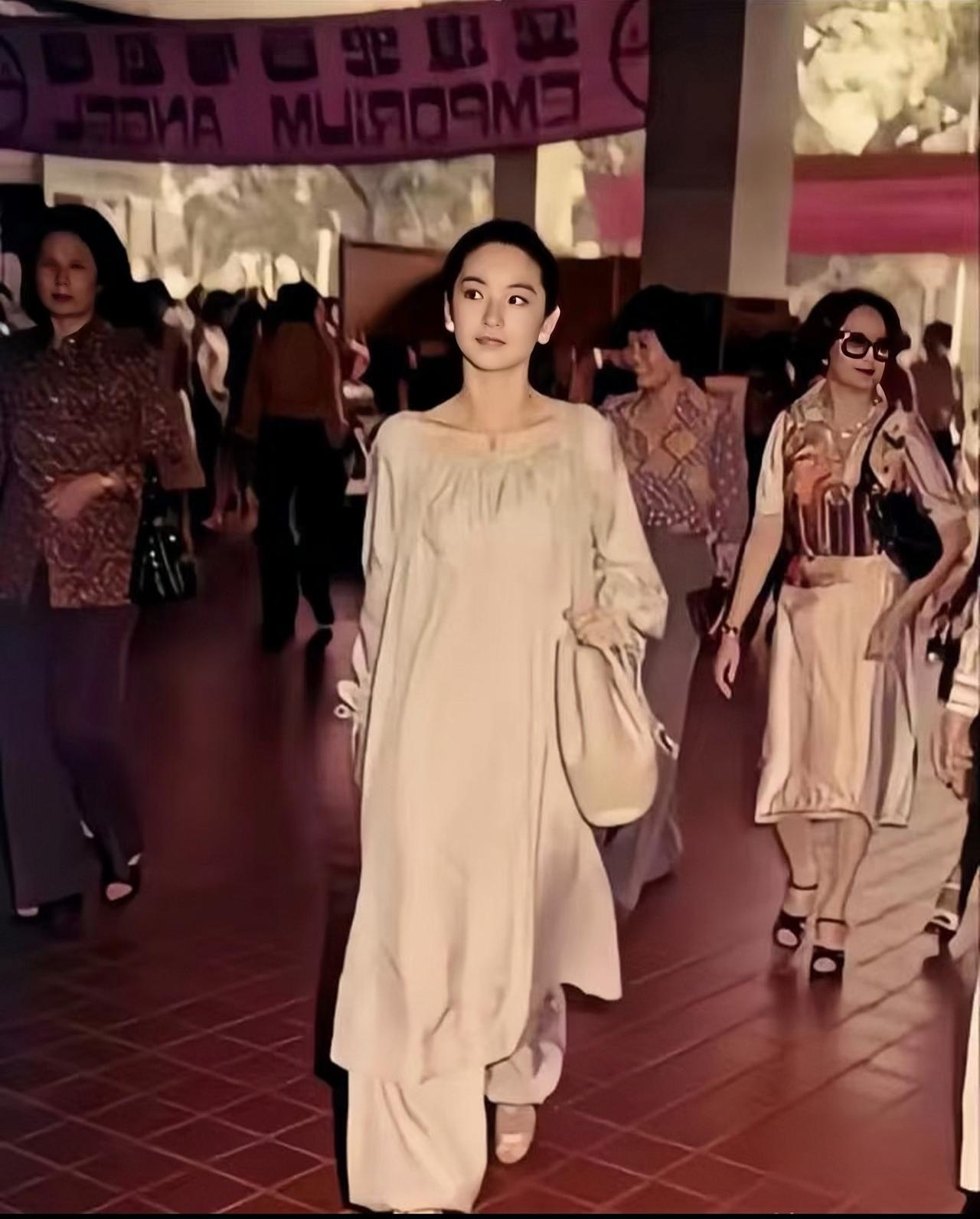 林青霞年轻时期的美照，那时候她23岁，瘦瘦的样子，还有着美少女的气息。197