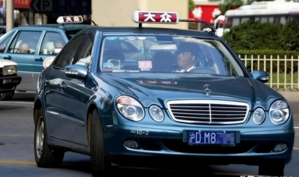 上海的出租车都进化到这种地步了吗？小米SU7都拿来跑出租车了！但要说巅峰，还