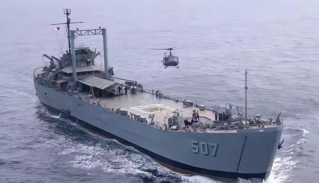 中业岛或朝不保夕！菲律宾战舰疯狂冲击中国054A是逼急了菲律宾这回是真急眼了