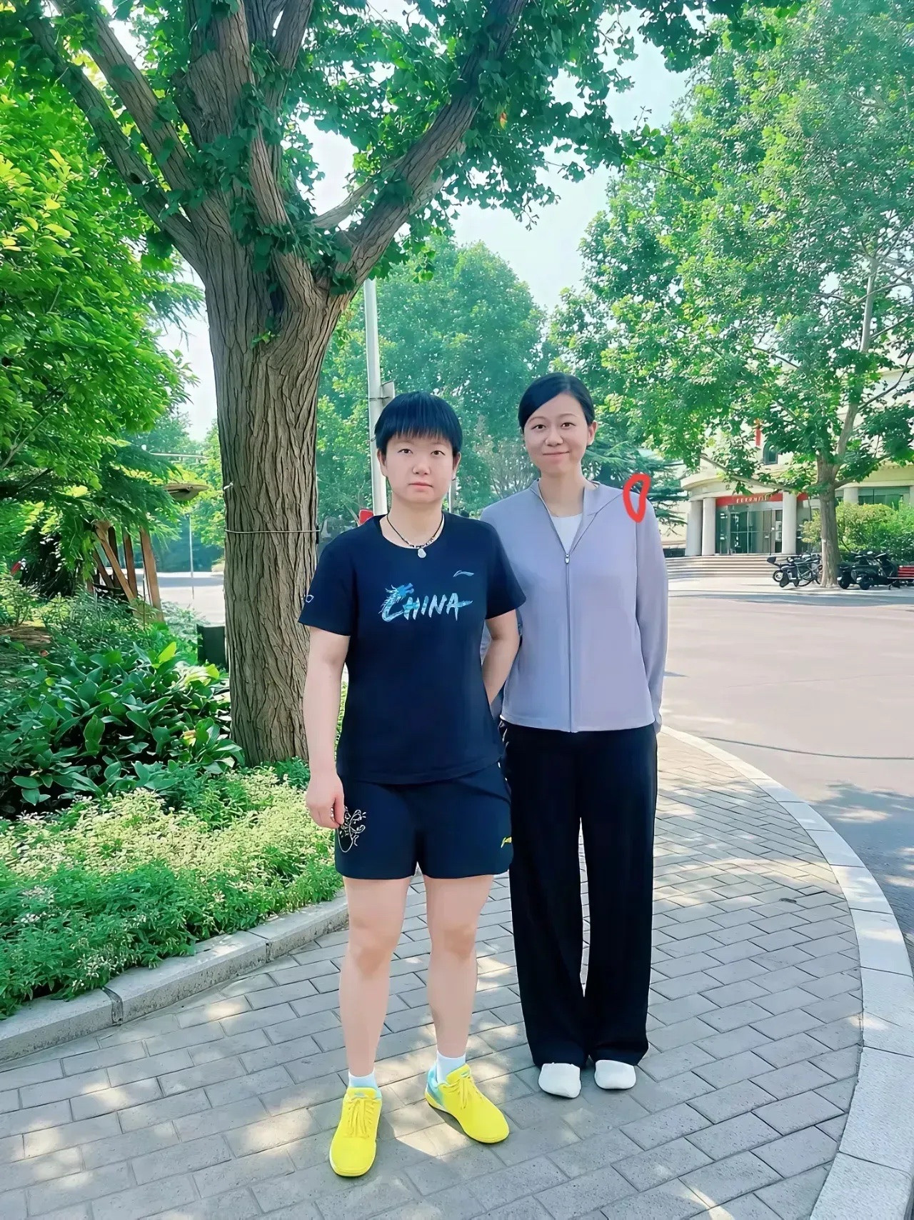 孙颖莎我认识，后面这位女士是谁？看上去二人关系挺好的[笑着哭][笑着哭][笑着哭