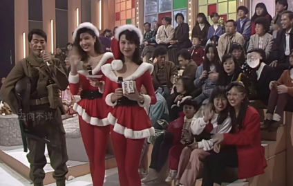 1米73的蔡少芬在常威老婆身边也变得娇小玲珑起来。18岁的蔡少芬和24岁的翁慧德