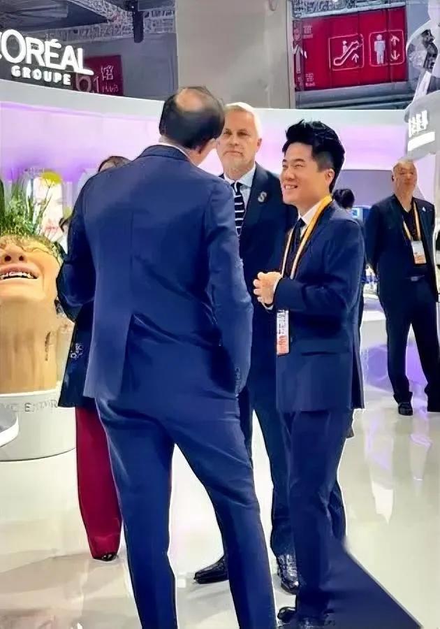 扔进高端局，秒露真本事！看宇辉进博会，为啥能侃侃而谈？周围可都是人精大佬