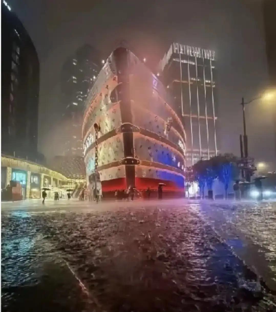 8月9号上海那场雨有多大你们知道吗。徐家汇单日降水量316.1毫米，直接打破