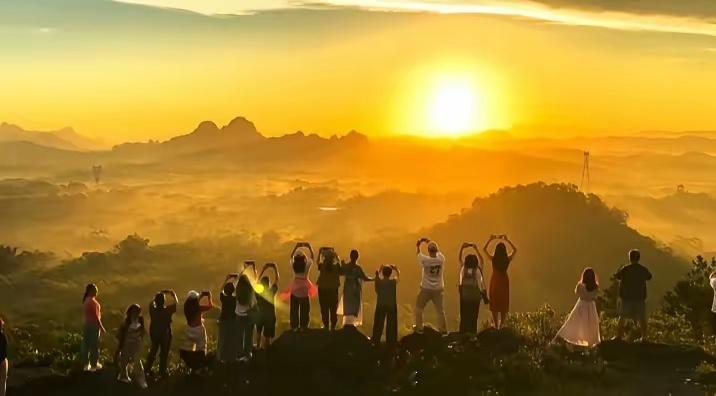 行情主线已经切换到新的赛道。目前看，科技股前期泡沫太大，第一波调整还没到位，深度