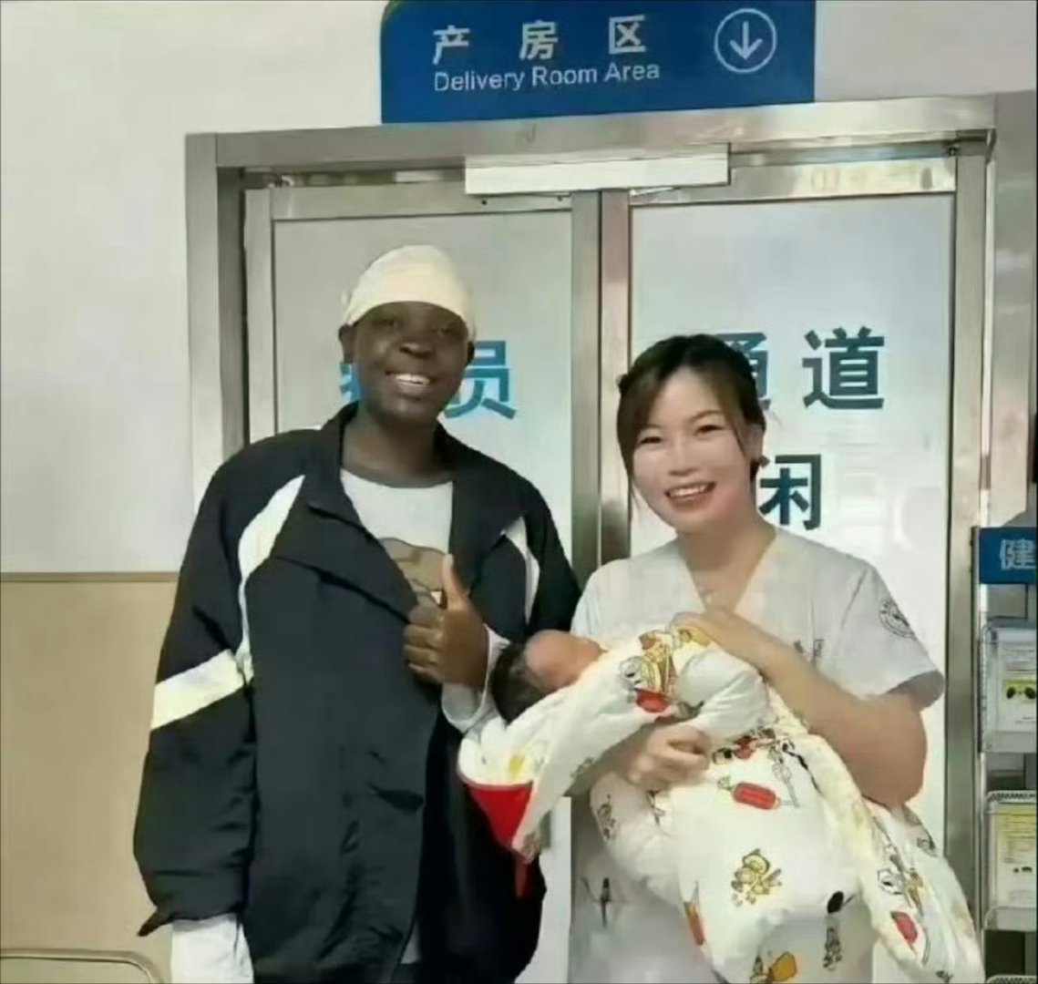 不要再说黑人的基因有多强大了，这不她就生下了一个黄小孩​​​