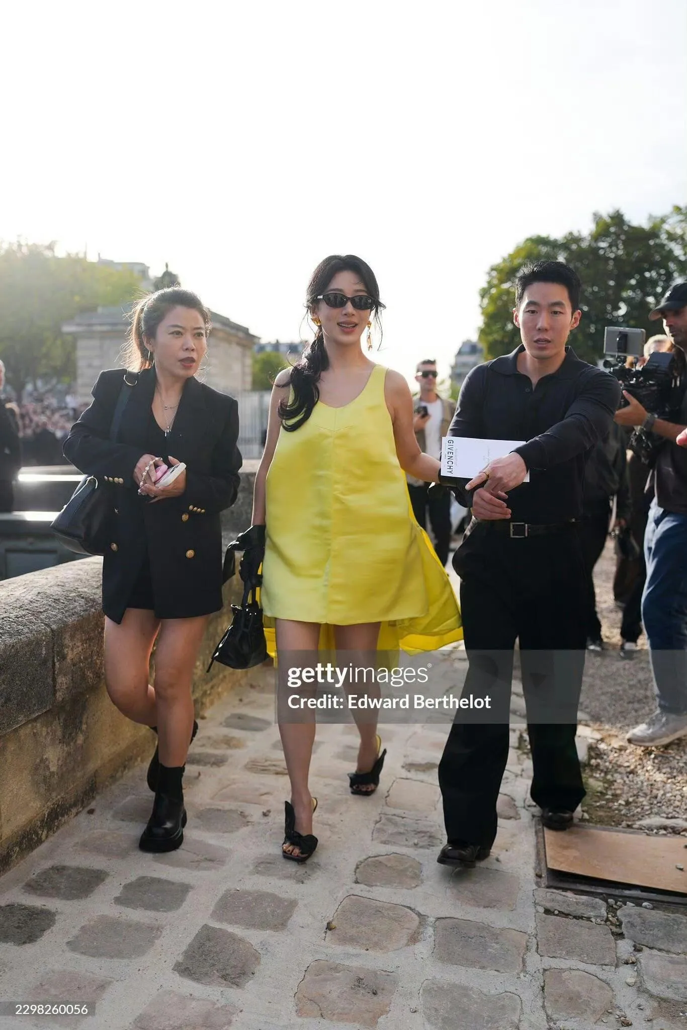 杨紫巴黎看秀G社生图来了，G社可是出了名的内娱颜值照妖镜，无美颜无精修怼脸直出，多少艺人栽在这原生外