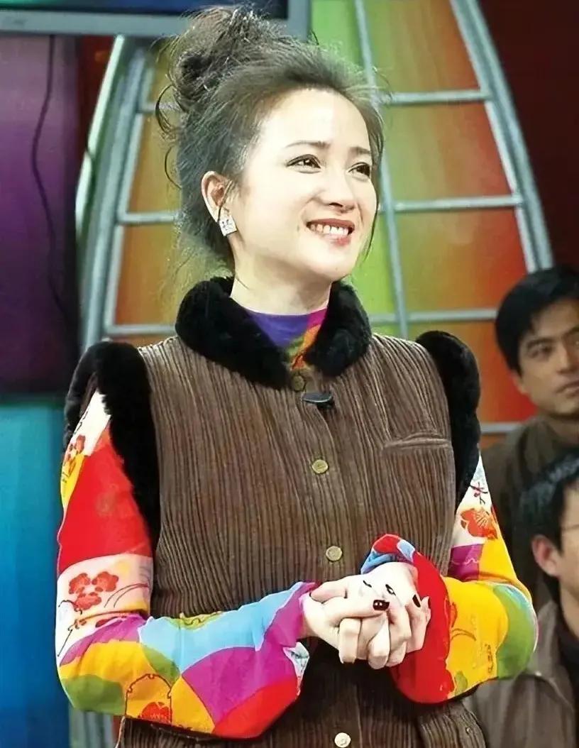 何晴的儿子发文了，透露三个信息，为父亲继母着想，好懂事。何晴的颜值真无可挑剔