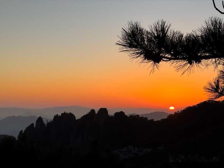 徒步爬黄山需要多长时间?是体力不好的学生党，之前徒步泰山大概爬了五个小时，徒步