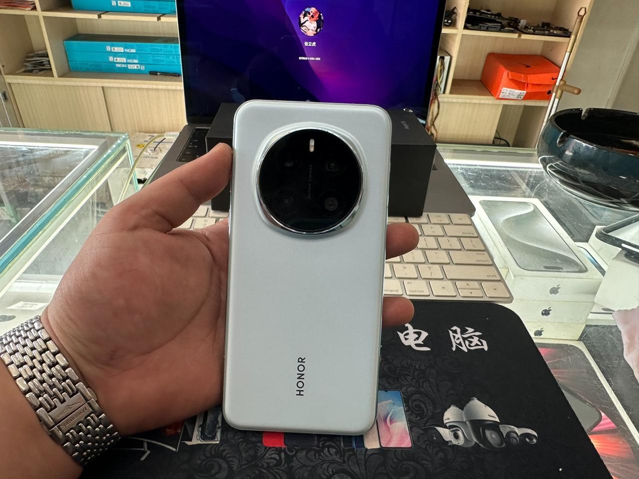 都在夸iPhone质感好，怎么我觉得荣耀Magic7Pro质感不输iPhone