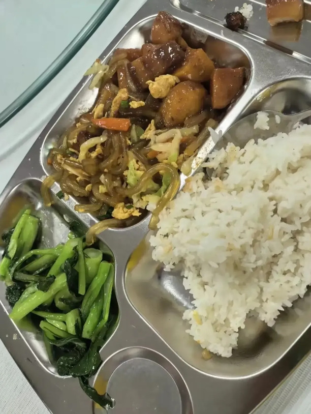 何家劲的工厂食堂的鸡腿肉片，真该醒醒了！何家劲哥又晒工厂食堂开饭啦！大鸡腿、厚肉