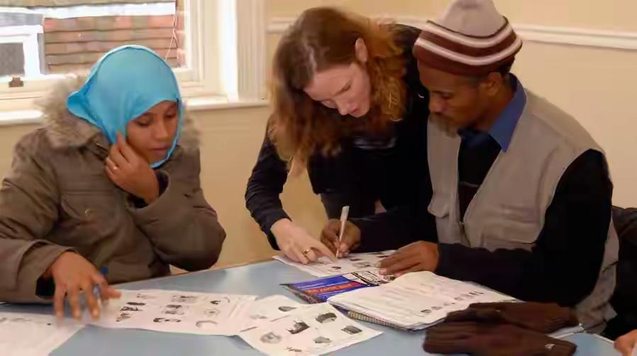 美国航母水兵的午餐：一勺碎牛肉，两块玉米饼。餐盘三分之二是空的。这是她亲闺女