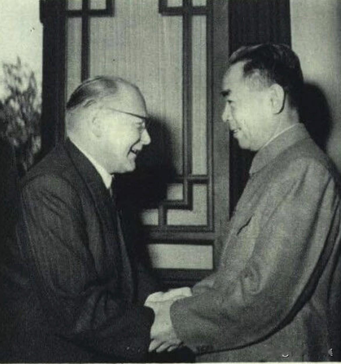 1957年9月21日下午1时30分，周恩来总理在中南海西花厅接见了以副总理弗莱德
