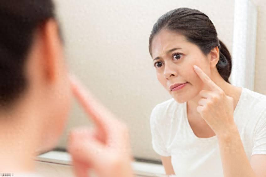 女性体内雌性激素缺乏，多半会出现这4大报警信号，需尽早调理！有些女性明明护肤