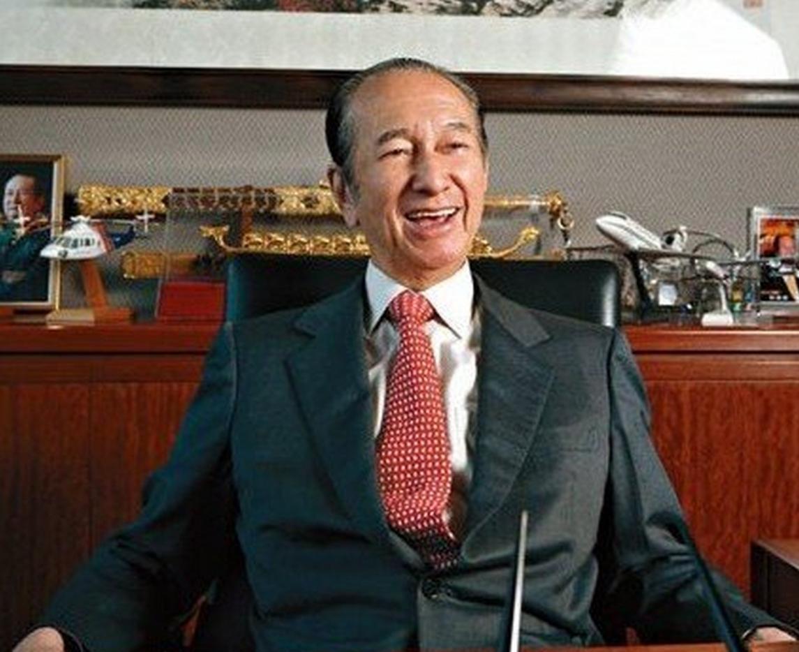 你刚赢了钱，起身准备走。赌场经理微笑着，递上一杯价值8888的香槟，恭喜你是“