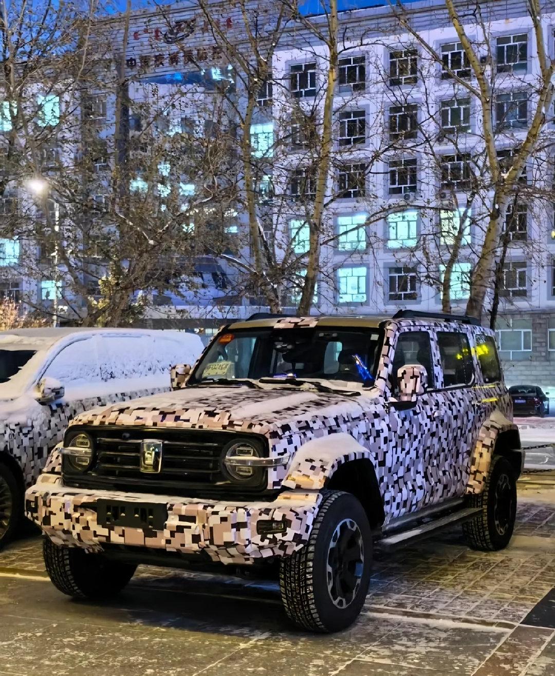 只有越野老炮才懂得新款坦克300的含金量，前桥前移，轴距变长，底盘空间更大，可以