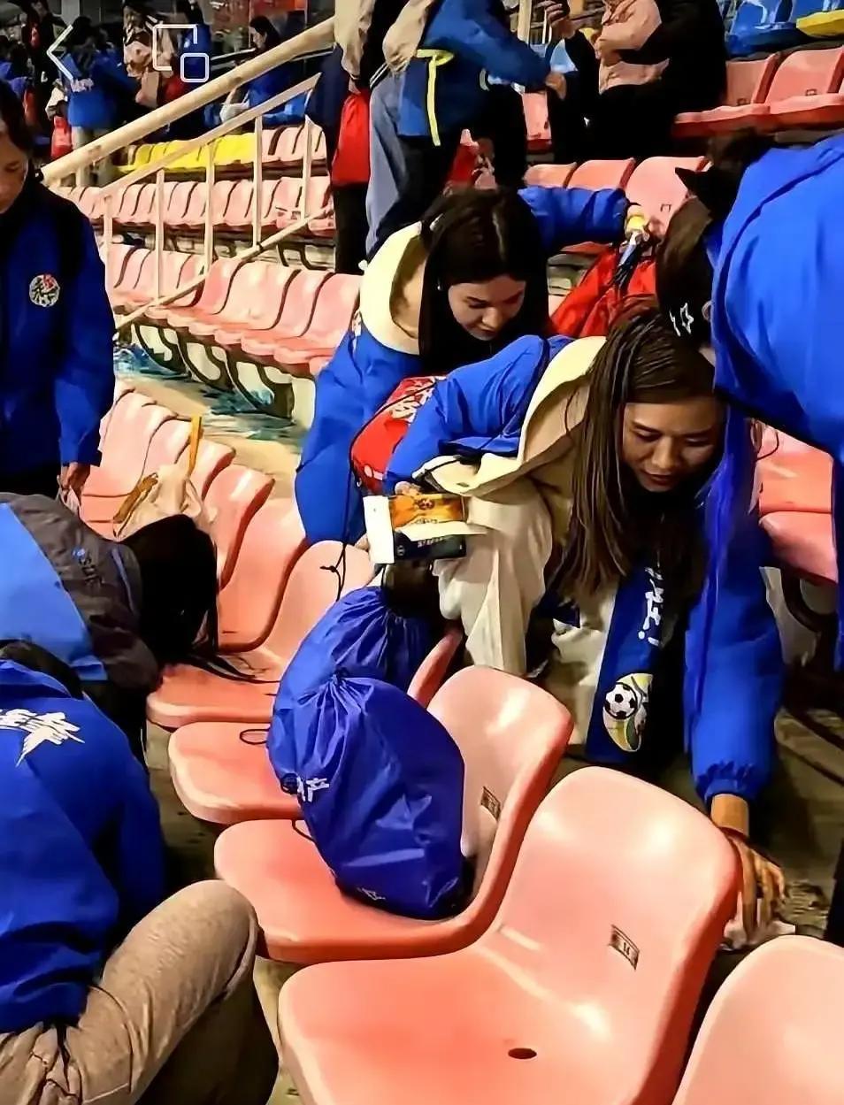 永州球迷捡垃圾，保洁阿姨看呆客队赢了球不狂欢，蹲地上捡瓶子。长沙贺龙体育馆