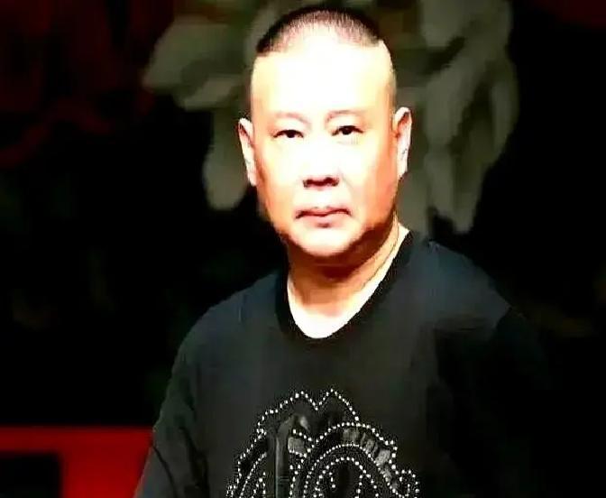 台上突然有人喊郭胖子。这话带刺儿。郭德纲没急眼，扭头就拿自己儿子和于谦找补