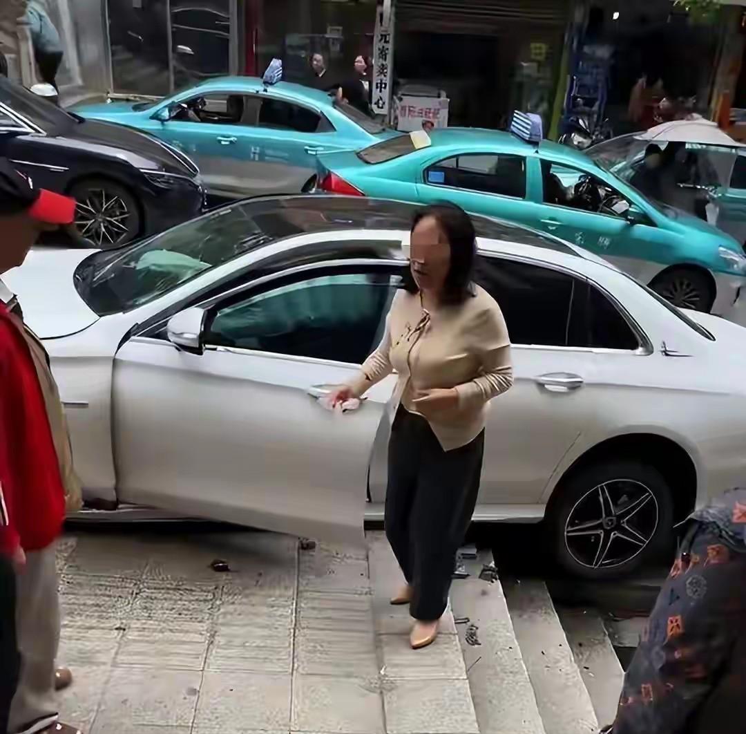 5月11日，重庆，母亲节当天，57岁女子何某驾驶白色奔驰轿车，因操作不当突然冲向