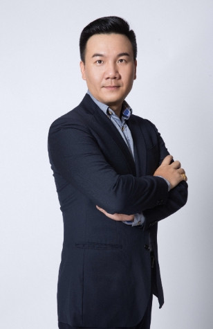 刚查了赵露思的老板李炜，不查不知道，一查才发现他的经历这么励志。早年他在