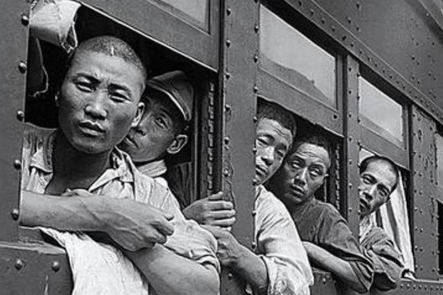 1945年，60万日军俘虏被押往西伯利亚，活下来的却只有40万，活下来的人后来哭
