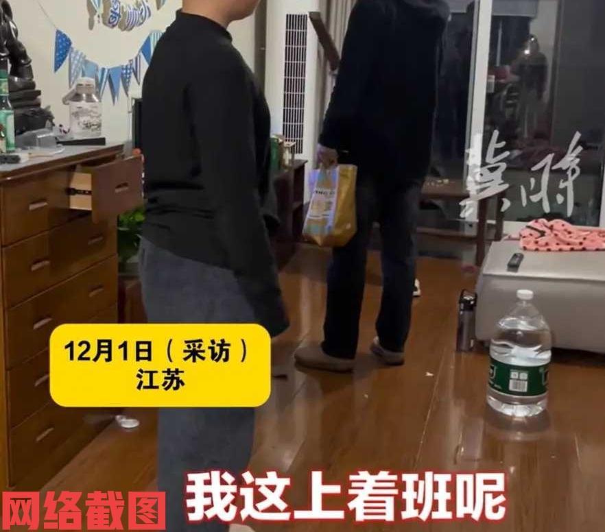 江苏有男子在外打电话里听儿子话语不恭。这是男子在外与妻子通话时，听到自己两个