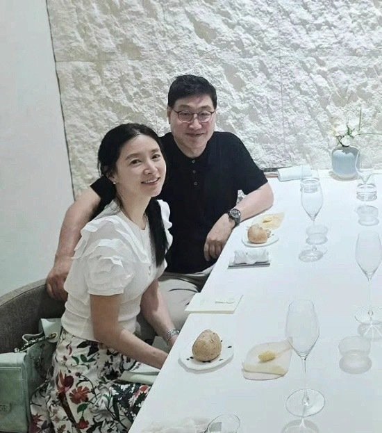 55岁李英爱和75岁老公合照55岁李英爱近照刷到这张合照真的惊到，郑豪泳75岁