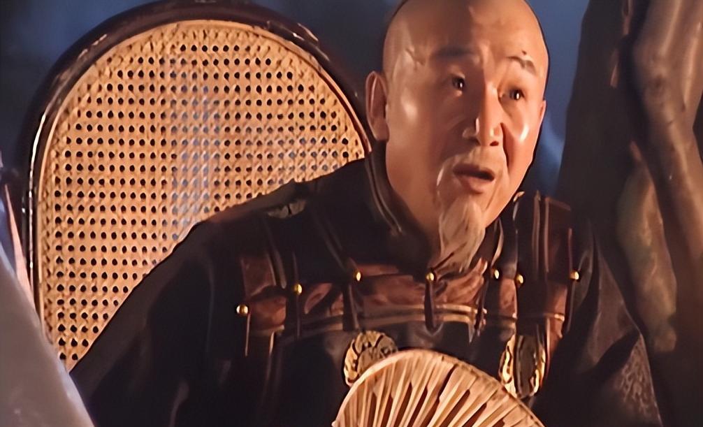 清朝一位进士考中进士后即将当官，结果家中连续8位长辈去世，守孝丁忧24年，从此再