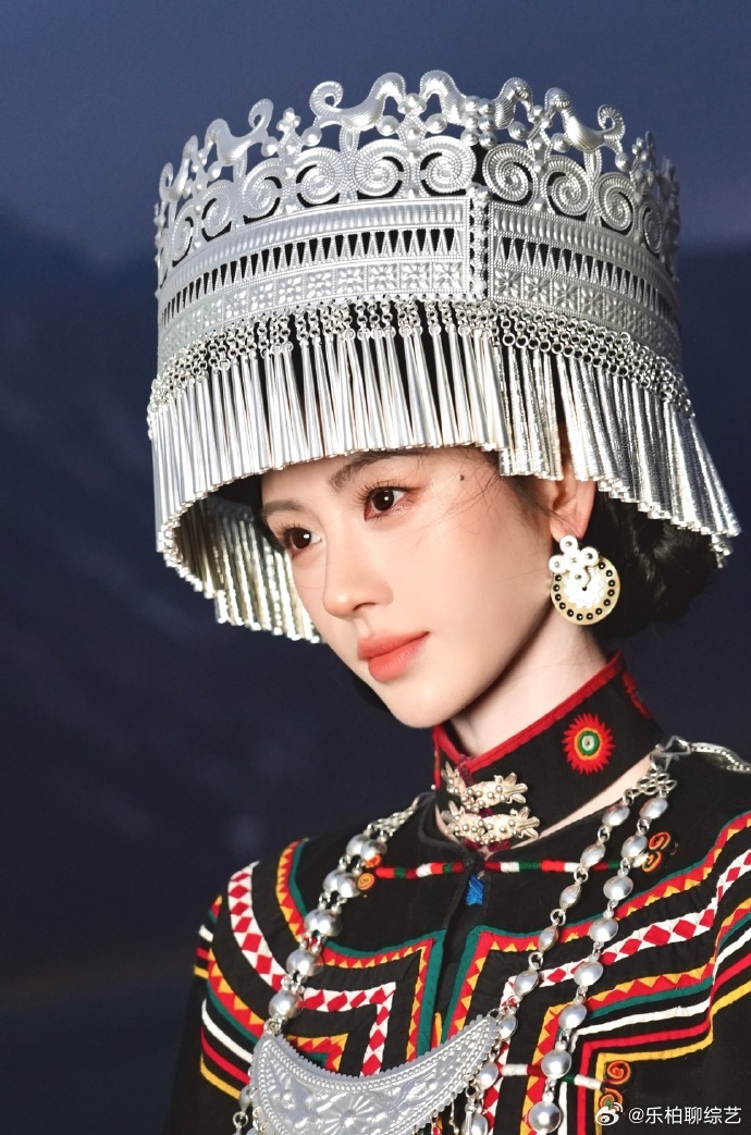 鞠婧祎彝族少女来的鞠婧祎彝族妆造美成啥了，真的很有民族的风情啊，完全就好像我