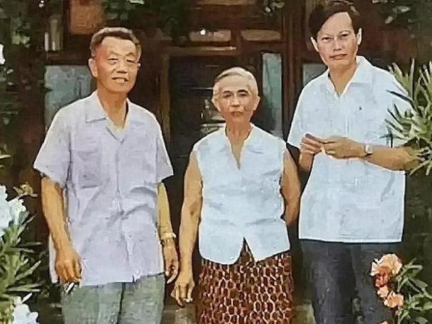 杜聿明将军比女婿杨振宁大18岁。1959年他能获得特赦，从而结束在功德林监狱十年