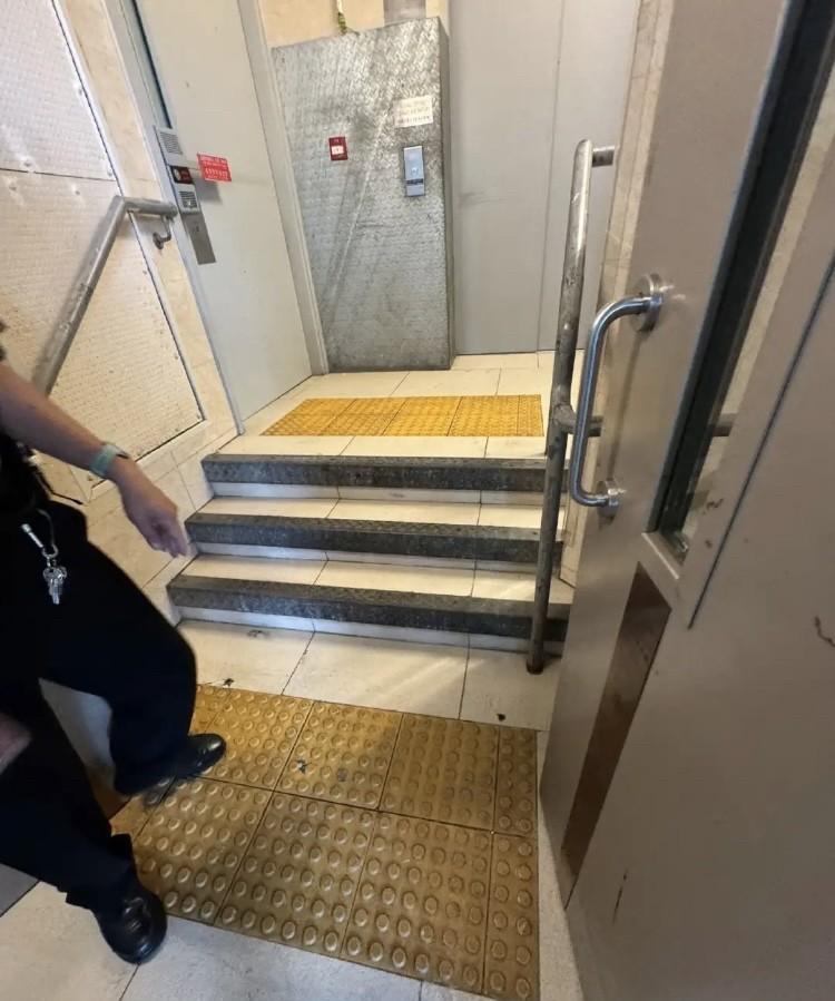 香港和内地的观念真的不一样！就这么一个小台阶，本来谈好的价格，结果人家搬家公司