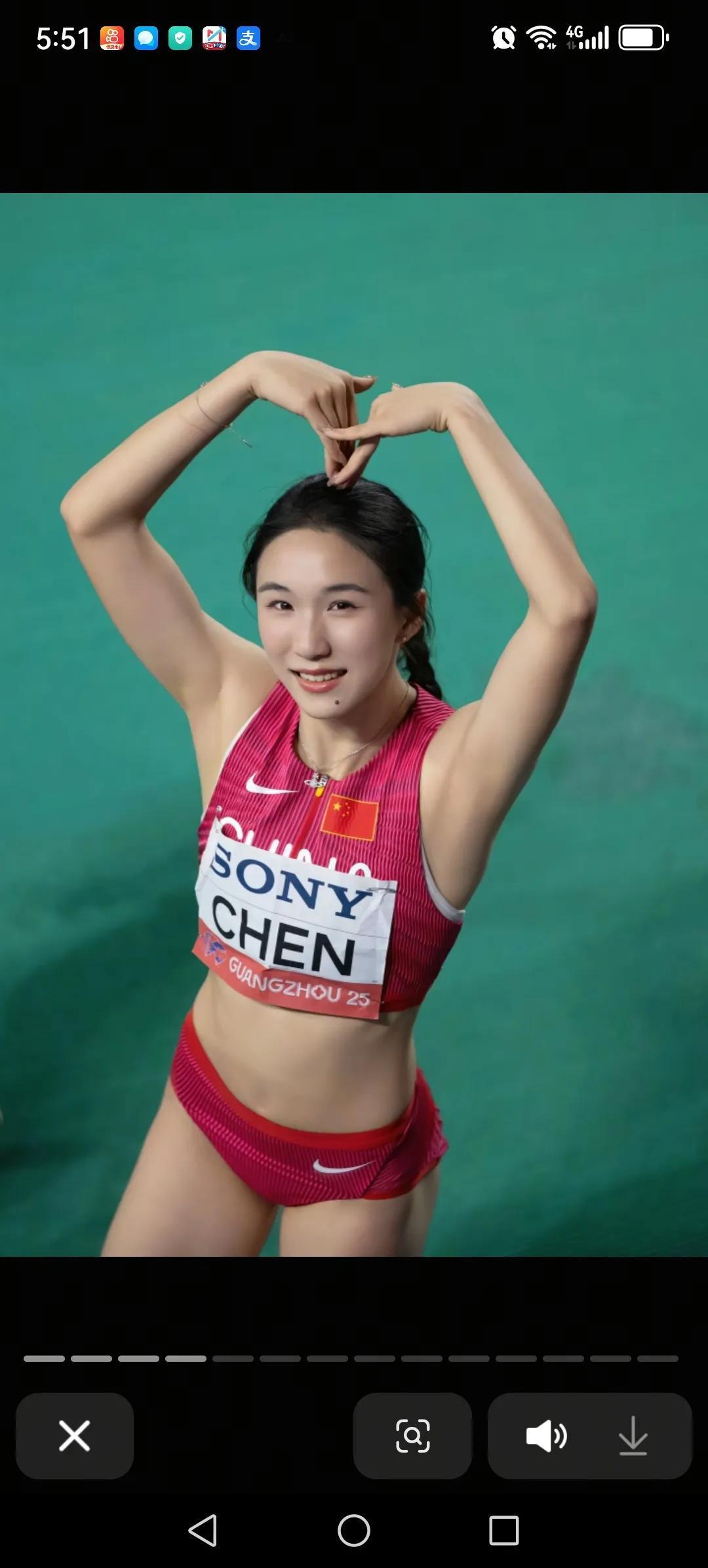 你认识她吗？她就是中国短跑赛道上绽放的一颗新星，她叫陈妤颉。今年刚刚17岁，但他