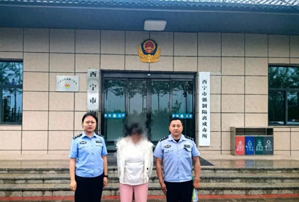 警方通报：20名主播被查处20名主播，直播间说停就停，屏幕黑掉的一瞬间，弹幕